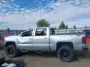 2018 Chevrolet Silverado 1500 LT z VIN 3GCUKREC0JG402410, wystawiony jako IAAI lot #43034711 z przebiegiem 73 836 mil mil oraz . Historia ofert i sprzedaży dostępna na DreamBid. Obrazek 15.