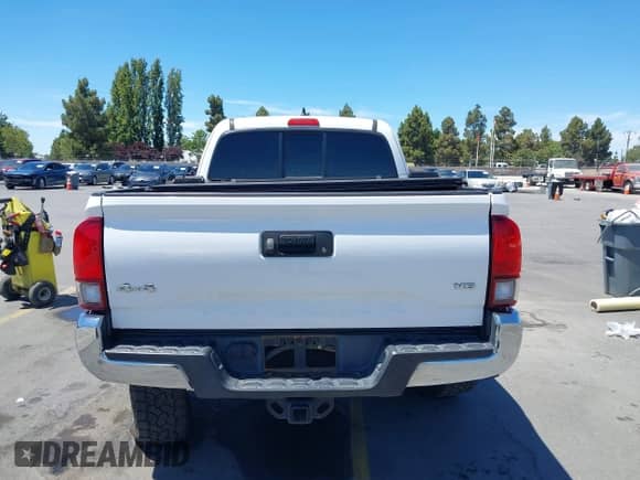 2018 Toyota Tacoma SR5 z VIN 5TFSZ5AN7JX125771, wystawiony jako IAAI lot #42783782 z przebiegiem 152 340 mil mil oraz . Historia ofert i sprzedaży dostępna na DreamBid. Obrazek 16.
