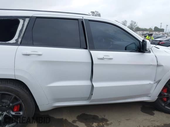 2015 Jeep Grand Cherokee SRT z VIN 1C4RJFDJ5FC190072, wystawiony jako IAAI lot #42980152 z przebiegiem 90 580 mil mil oraz . Historia ofert i sprzedaży dostępna na DreamBid. Obrazek 12.