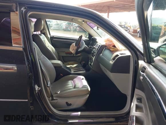 2007 Chrysler 300 C z VIN 2C3KA63H97H762537, wystawiony jako IAAI lot #43409340 z przebiegiem 182 915 mil mil oraz . Historia ofert i sprzedaży dostępna na DreamBid. Obrazek 5.