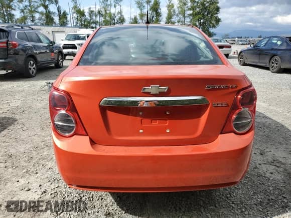 2012 Chevrolet Sonic LT z VIN 1G1JD5SB3C4231033, wystawiony jako Copart lot #56145205 z przebiegiem 43 015 mil mil oraz Szkoda całkowita • Salvage title. Historia ofert i sprzedaży dostępna na DreamBid. Obrazek 6.
