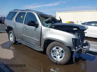 2009 Chevrolet Tahoe 2LT z VIN 1GNFC23099R131680, wystawiony jako IAAI lot #43067166 z przebiegiem Nie podano mil oraz . Historia ofert i sprzedaży dostępna na DreamBid. Obrazek 1.