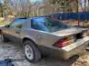 1985 Chevrolet Camaro z VIN 1G1FS87H2FN131398, wystawiony jako Copart lot #42642265 z przebiegiem 181 806 mil mil oraz Czysty tytuł • Clean title. Historia ofert i sprzedaży dostępna na DreamBid. Obrazek 3.