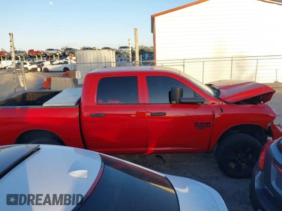 2018 Ram 1500 Express z VIN 1C6RR6KGXJS278282, wystawiony jako IAAI lot #41106230 z przebiegiem 101 997 mil mil oraz . Historia ofert i sprzedaży dostępna na DreamBid. Obrazek 13.