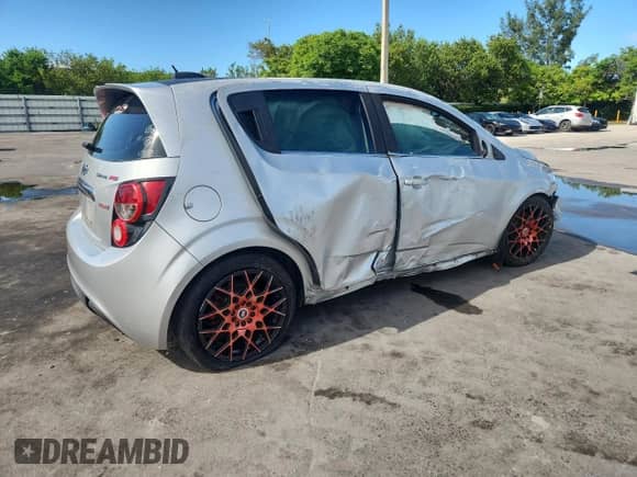 2015 Chevrolet Sonic RS z VIN 1G1JH6SB7F4169196, wystawiony jako Copart lot #62482375 z przebiegiem 140 324 mil mil oraz Szkoda całkowita • Salvage title. Historia ofert i sprzedaży dostępna na DreamBid. Obrazek 3.