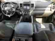 2020 Ram 1500 Laramie z VIN 1C6SRFJMXLN250072, wystawiony jako Copart lot #81462675 z przebiegiem 139 098 mil mil oraz Czysty tytuł • Clean title. Historia ofert i sprzedaży dostępna na DreamBid. Obrazek 8.