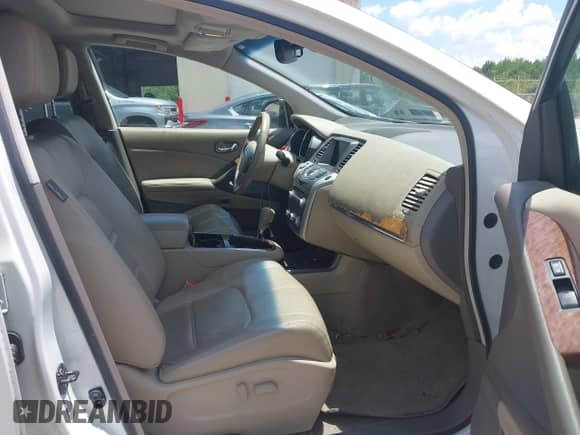 2011 Nissan Murano LE z VIN JN8AZ1MU8BW068239, wystawiony jako IAAI lot #42658779 z przebiegiem 121 433 mil mil oraz . Historia ofert i sprzedaży dostępna na DreamBid. Obrazek 5.