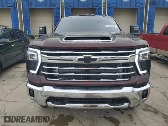 2024 Chevrolet Silverado 3500HD LTZ z VIN 1GC4YUEYXRF318878, wystawiony jako Copart lot #64883684 z przebiegiem 3 837 mil mil oraz Szkoda całkowita • Salvage title. Historia ofert i sprzedaży dostępna na DreamBid. Obrazek 5.
