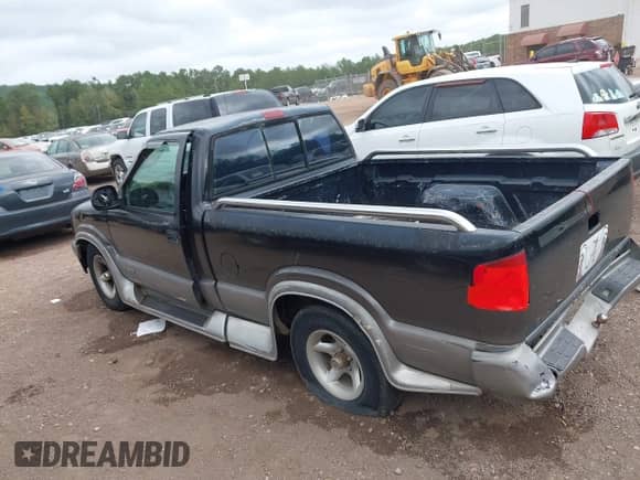 1994 Chevrolet S-10 with VIN 1GCCS1447R8242518, listed as a IAAI auction lot 43396334 with 297,364 mi miles and . Bid and sale history available at DreamBid. Image 3.