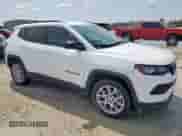 2024 Jeep Compass Latitude Lux с VIN 3C4NJDFN4RT149931, выставлен на аукционе Copart как лот 69669565 с пробегом 3 204 миль миль и Списание • Salvage title. История ставок и продаж доступна на DreamBid. Изображение 4.