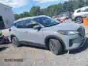 2024 Nissan Kicks SV z VIN 3N1CP5CV6RL519523, wystawiony jako IAAI lot #43148615 z przebiegiem 3 970 mil mil oraz . Historia ofert i sprzedaży dostępna na DreamBid. Obrazek 13.
