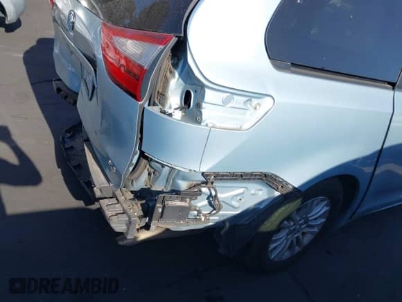 2015 Toyota Sienna XLE z VIN 5TDYK3DC6FS553342, wystawiony jako IAAI lot #43032134 z przebiegiem 79 273 mil mil oraz . Historia ofert i sprzedaży dostępna na DreamBid. Obrazek 18.