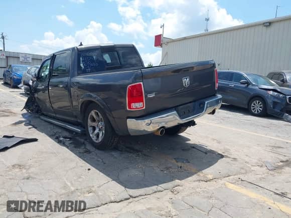 2015 Ram 1500 Laramie z VIN 1C6RR6NT7FS621680, wystawiony jako IAAI lot #42887104 z przebiegiem 203 488 mil mil oraz . Historia ofert i sprzedaży dostępna na DreamBid. Obrazek 3.