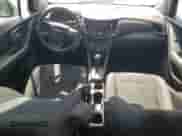 2018 Chevrolet Trax LS z VIN 3GNCJKSB6JL225765, wystawiony jako Copart lot #82482995 z przebiegiem 109 641 mil mil oraz Czysty tytuł • Clean title. Historia ofert i sprzedaży dostępna na DreamBid. Obrazek 8.