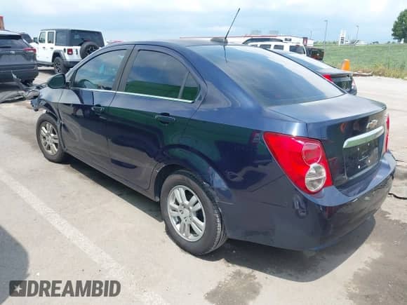 2016 Chevrolet Sonic LT z VIN 1G1JC5SH7G4114939, wystawiony jako IAAI lot #42852071 z przebiegiem 137 268 mil mil oraz . Historia ofert i sprzedaży dostępna na DreamBid. Obrazek 3.