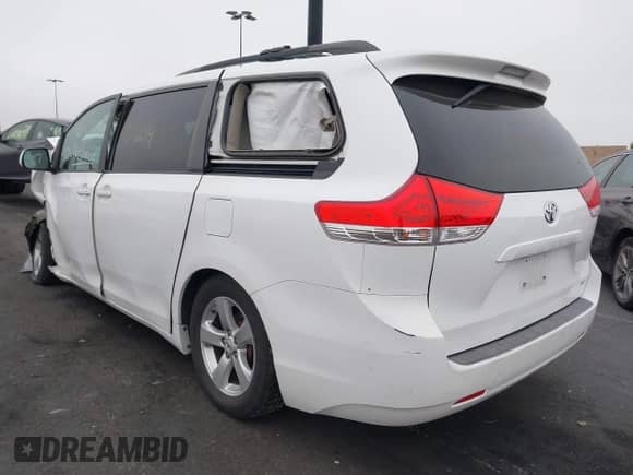 2011 Toyota Sienna LE z VIN 5TDKK3DC4BS145664, wystawiony jako IAAI lot #43001214 z przebiegiem Nie podano mil oraz . Historia ofert i sprzedaży dostępna na DreamBid. Obrazek 3.