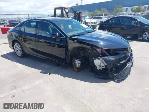 2020 Toyota Camry Hybrid XLE z VIN 4T1F31AK4LU526096, wystawiony jako IAAI lot #42213926 z przebiegiem 102 881 mil mil oraz . Historia ofert i sprzedaży dostępna na DreamBid. Obrazek 1.