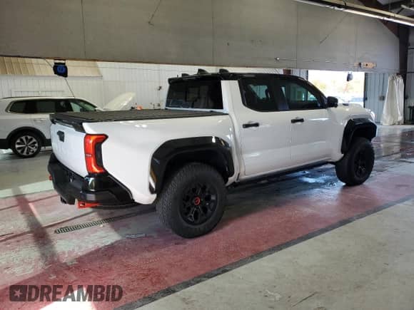 2025 Toyota Tacoma TRD Sport Hybrid z VIN 3TYLC5LN8ST022034, wystawiony jako Copart lot #85674425 z przebiegiem 6 920 mil mil oraz Szkoda całkowita • Salvage title. Historia ofert i sprzedaży dostępna na DreamBid. Obrazek 3.