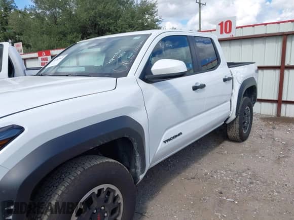 2025 Toyota Tacoma SR with VIN 3TMLB5JN8SM105447, listed as a IAAI auction lot 43487043 with 13,994 mi miles and . Bid and sale history available at DreamBid. Image 6.