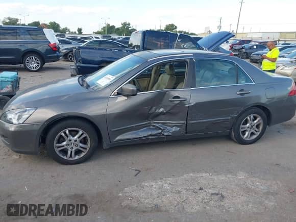 2006 Honda Accord EX-L z VIN 1HGCM568X6A012530, wystawiony jako IAAI lot #43318581 z przebiegiem 374 826 mil mil oraz . Historia ofert i sprzedaży dostępna na DreamBid. Obrazek 13.