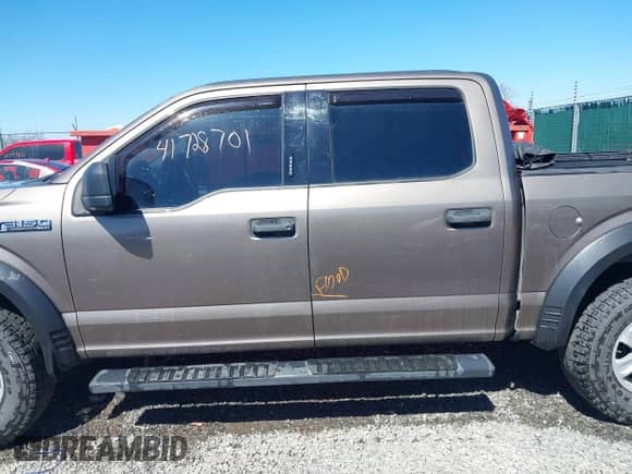 2018 Ford F-150 XL z VIN 1FTEW1EB3JFC30571, wystawiony jako IAAI lot #41728701 z przebiegiem 118 381 mil mil oraz . Historia ofert i sprzedaży dostępna na DreamBid. Obrazek 6.