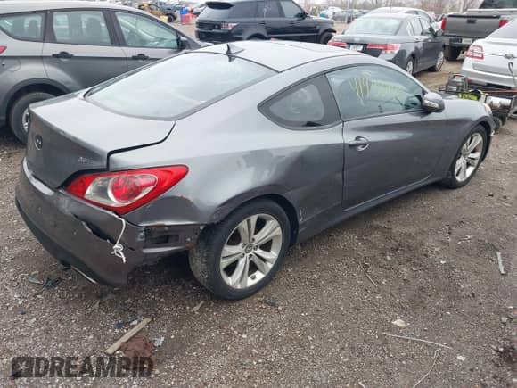2010 Hyundai Genesis Coupe Grand Touring z VIN KMHHU6KH3AU004837, wystawiony jako IAAI lot #41933440 z przebiegiem 202 689 mil mil oraz . Historia ofert i sprzedaży dostępna na DreamBid. Obrazek 4.
