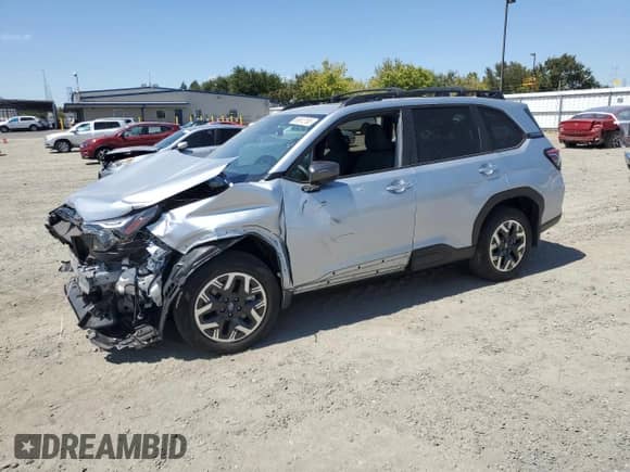 2025 Subaru Forester Premium z VIN JF2SLDDC7SH539958, wystawiony jako Copart lot #69612185 z przebiegiem Nie podano mil oraz Szkoda całkowita • Salvage title. Historia ofert i sprzedaży dostępna na DreamBid. Obrazek 1.