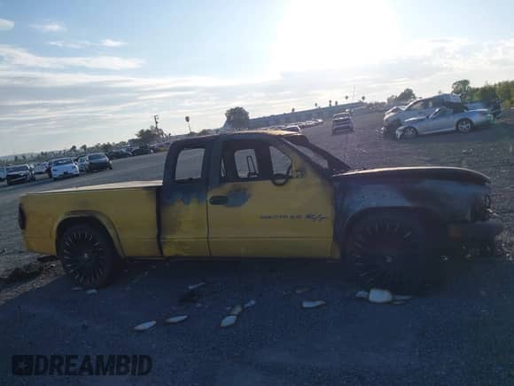 2000 Dodge Dakota Sport with VIN 1B7GL22Z9YS579910, listed as a IAAI auction lot 43230701 with Not provided miles and . Bid and sale history available at DreamBid. Image 12.