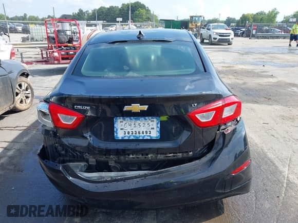 2018 Chevrolet Cruze LT с VIN 1G1BE5SM9J7215806, выставлен на аукционе IAAI как лот 42943866 с пробегом 118 203 миль миль и . История ставок и продаж доступна на DreamBid. Изображение 16.