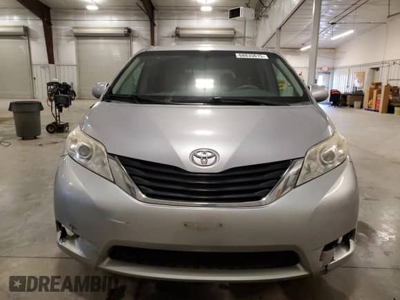 2012 Toyota Sienna z VIN 5TDKA3DCXCS015666, wystawiony jako Copart lot #68835015 z przebiegiem 245 519 mil mil oraz Szkoda całkowita • Salvage title. Historia ofert i sprzedaży dostępna na DreamBid. Obrazek 5.