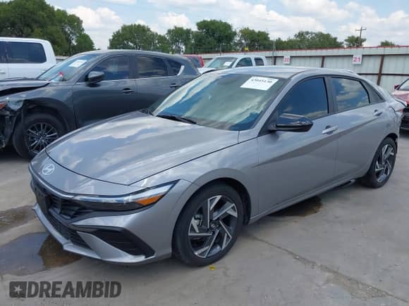 2025 Hyundai Elantra SEL Sport z VIN KMHLM4DG3SU976667, wystawiony jako IAAI lot #43045130 z przebiegiem 1 440 mil mil oraz . Historia ofert i sprzedaży dostępna na DreamBid. Obrazek 20.