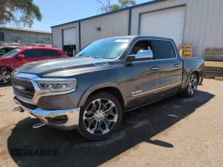 2021 Ram 1500 Limited z VIN 1C6SRFHM2MN560403, wystawiony jako Copart lot #67545695 z przebiegiem 62 123 mil mil oraz Szkoda całkowita • Salvage title. Historia ofert i sprzedaży dostępna na DreamBid. Obrazek 1.