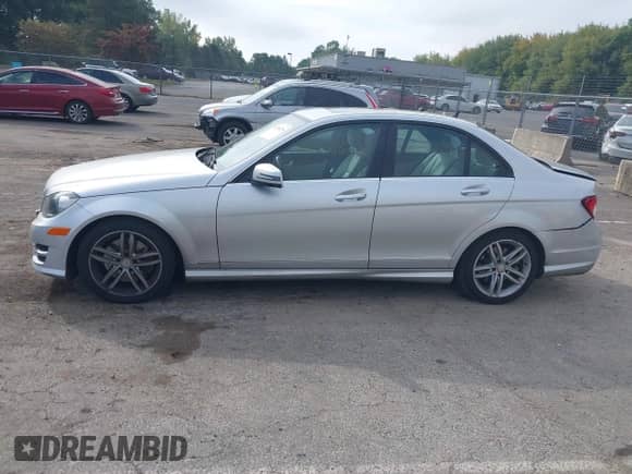 2014 Mercedes-Benz C 300 Sport с VIN WDDGF8AB8EA938380, выставлен на аукционе IAAI как лот 43216216 с пробегом 101 405 миль миль и . История ставок и продаж доступна на DreamBid. Изображение 14.