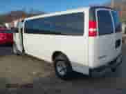 2018 Chevrolet Express Passenger LT z VIN 1GAZGPFG6J1269222, wystawiony jako IAAI lot #41433114 z przebiegiem 99 985 mil mil oraz . Historia ofert i sprzedaży dostępna na DreamBid. Obrazek 3.