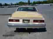 1984 Chevrolet Impala z VIN 2G1AL69H7E9196239, wystawiony jako Copart lot #57792885 z przebiegiem Nie podano mil oraz Szkoda całkowita • Salvage title. Historia ofert i sprzedaży dostępna na DreamBid. Obrazek 6.