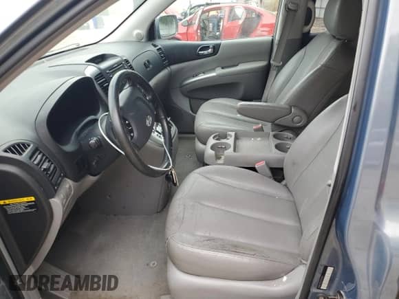 2007 Hyundai Entourage GLS with VIN KNDMC233376023404, listed as a Copart auction lot 69413625 with 135,989 mi miles and Salvage title. Bid and sale history available at DreamBid. Image 7.