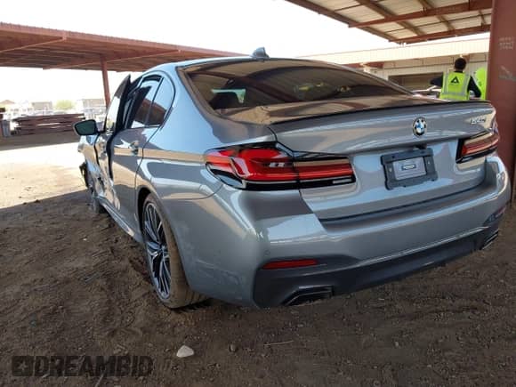 2023 BMW 5 Series 540i z VIN WBA53BJ00PWY07033, wystawiony jako IAAI lot #42421152 z przebiegiem 4 931 mil mil oraz . Historia ofert i sprzedaży dostępna na DreamBid. Obrazek 3.