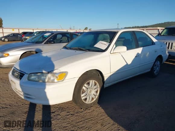 2001 Toyota Camry LE z VIN 4T1BG22K61U841437, wystawiony jako IAAI lot #43441661 z przebiegiem 214 565 mil mil oraz . Historia ofert i sprzedaży dostępna na DreamBid. Obrazek 2.