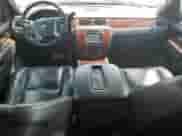 2014 Chevrolet Tahoe LTZ z VIN 1GNSKCE06ER205667, wystawiony jako Copart lot #54498035 z przebiegiem 93 433 mil mil oraz Szkoda całkowita • Salvage title. Historia ofert i sprzedaży dostępna na DreamBid. Obrazek 8.