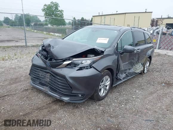 2025 Toyota Sienna XLE z VIN 5TDJSKFC1SS158438, wystawiony jako IAAI lot #42432981 z przebiegiem 6 411 mil mil oraz . Historia ofert i sprzedaży dostępna na DreamBid. Obrazek 17.