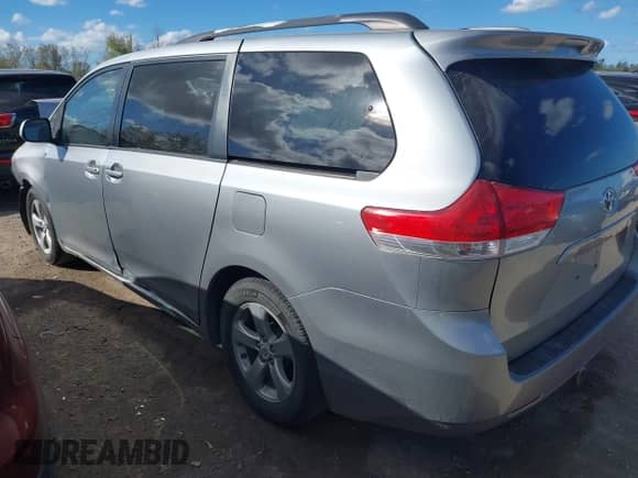 2011 Toyota Sienna LE z VIN 5TDKK3DC9BS047276, wystawiony jako IAAI lot #43385295 z przebiegiem 256 439 mil mil oraz . Historia ofert i sprzedaży dostępna na DreamBid. Obrazek 3.