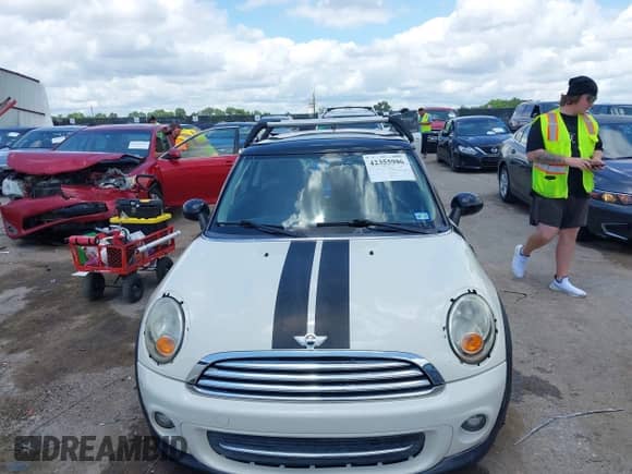 2011 MINI Hardtop with VIN WMWSU3C56BT093448, listed as a IAAI auction lot 42355986 with 175,231 mi miles and . Bid and sale history available at DreamBid. Image 12.