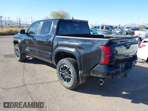 2024 Toyota Tacoma SR5 с VIN 3TMLB5JN2RM040251, выставлен на аукционе IAAI как лот 41681405 с пробегом 2 735 миль миль и . История ставок и продаж доступна на DreamBid. Изображение 3.