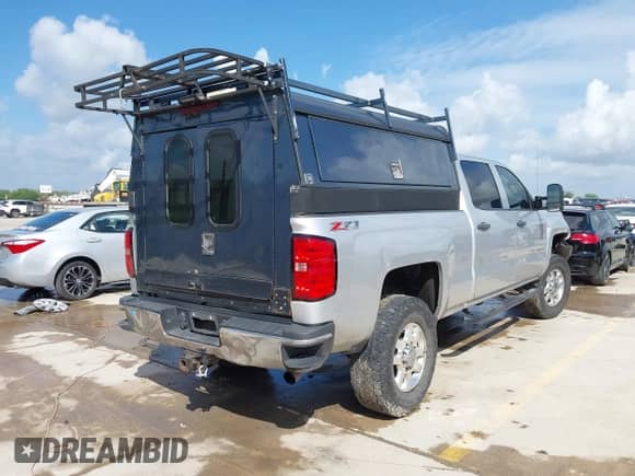 2015 Chevrolet Silverado 2500HD LT z VIN 1GC1KVEG7FF161176, wystawiony jako IAAI lot #42684231 z przebiegiem 242 456 mil mil oraz . Historia ofert i sprzedaży dostępna na DreamBid. Obrazek 4.