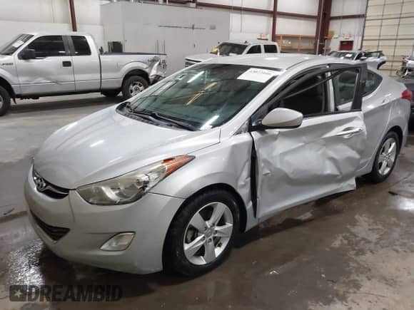 2013 Hyundai Elantra GLS z VIN 5NPDH4AE6DH300890, wystawiony jako IAAI lot #43073166 z przebiegiem 163 666 mil mil oraz . Historia ofert i sprzedaży dostępna na DreamBid. Obrazek 2.