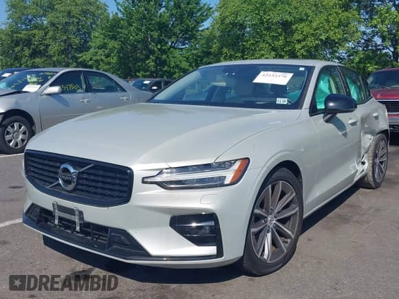 2022 Volvo S60 Momentum z VIN 7JRL12TZXNG162556, wystawiony jako IAAI lot #42532276 z przebiegiem 34 119 mil mil oraz . Historia ofert i sprzedaży dostępna na DreamBid. Obrazek 2.