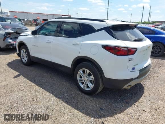 2021 Chevrolet Blazer LT z VIN 3GNKBCRS2MS506945, wystawiony jako IAAI lot #42773302 z przebiegiem 43 161 mil mil oraz . Historia ofert i sprzedaży dostępna na DreamBid. Obrazek 3.