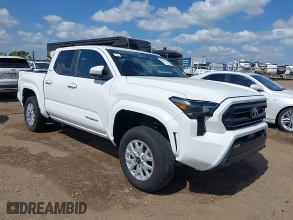 2024 Toyota Tacoma SR5 z VIN 3TYKB5FN8RT006646, wystawiony jako IAAI lot #42552787 z przebiegiem 23 870 mil mil oraz . Historia ofert i sprzedaży dostępna na DreamBid. Obrazek 1.