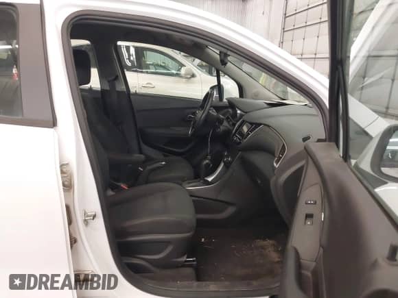 2018 Chevrolet Trax LS z VIN 3GNCJNSB6JL395156, wystawiony jako IAAI lot #43136292 z przebiegiem 196 475 mil mil oraz . Historia ofert i sprzedaży dostępna na DreamBid. Obrazek 5.