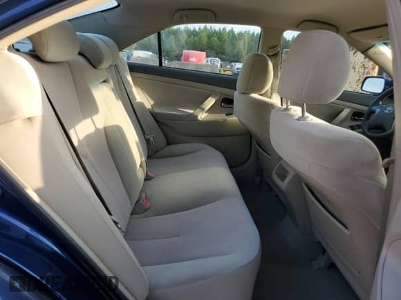 2011 Toyota Camry LE z VIN 4T1BF3EK2BU597257, wystawiony jako Copart lot #84029815 z przebiegiem 315 658 mil mil oraz Czysty tytuł • Clean title. Historia ofert i sprzedaży dostępna na DreamBid. Obrazek 10.